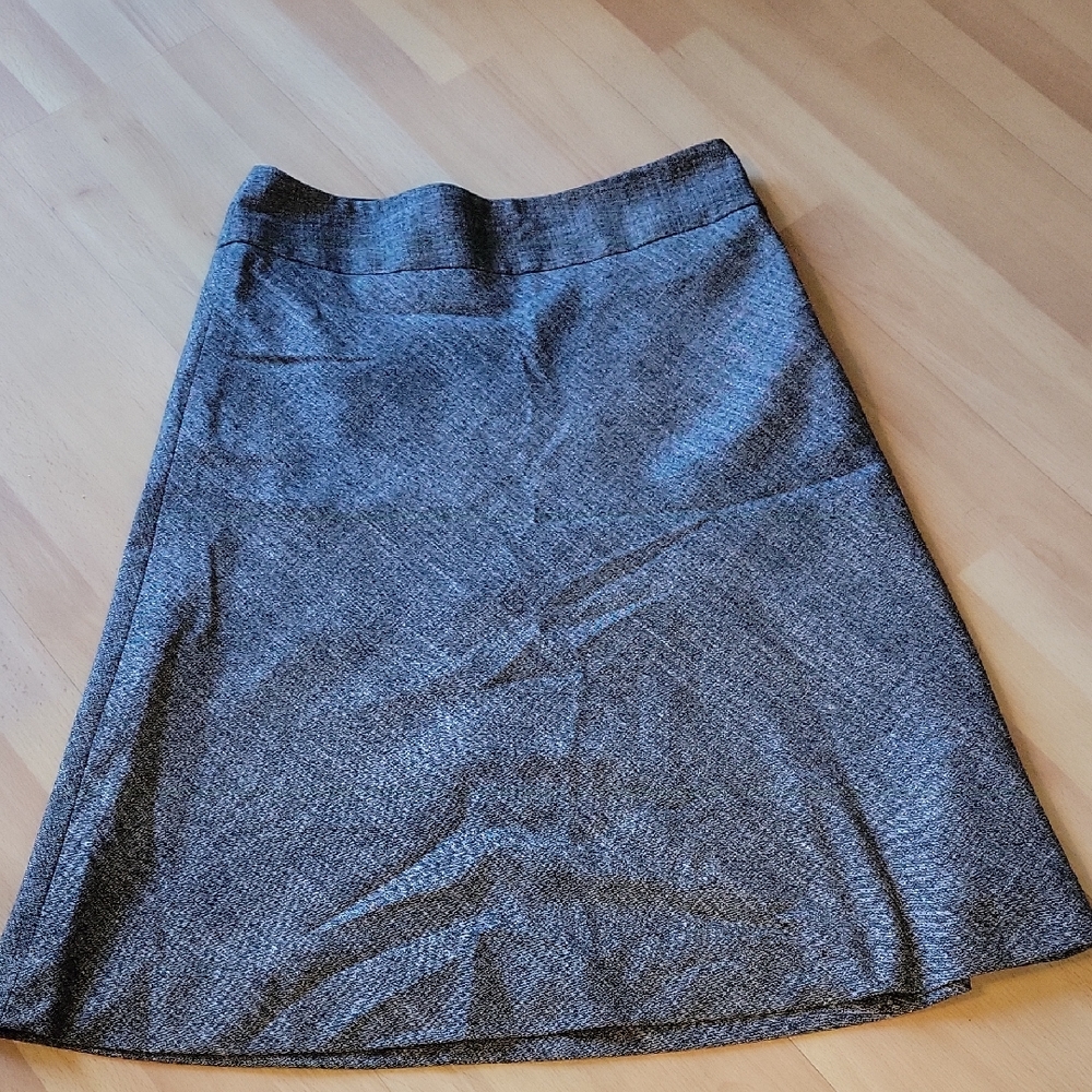 The Limited - Elegant Gray / Black Women's Skirt. Waist 14.5 inches. Length  26